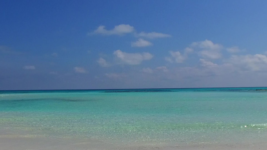 沙巴附近有白色沙子背景的蓝色海面海岸海滩时间清空风景视频