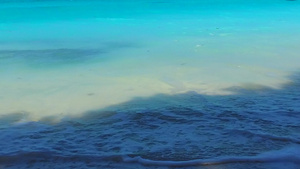 海滨海滩被透明水冲破13秒视频