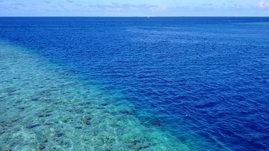海洋环礁湖海滩度假的浪漫旅游在蓝海和沙滩附近的清洁视频