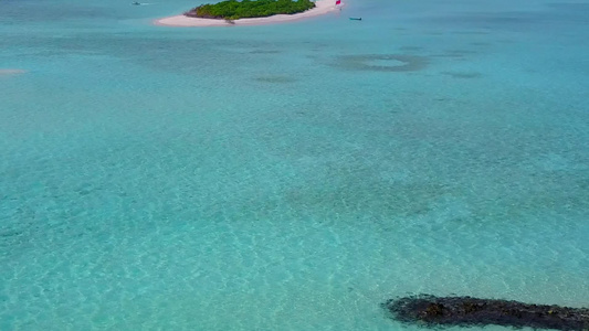 海上环礁湖海滩度假的阳光明媚的旅行胜地附近有白沙背景视频