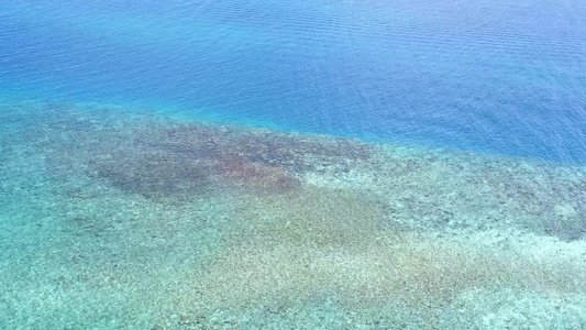 沙洲附近绿松石泻湖和白沙背景对天堂岛海滩生活方式的视频