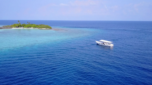 沙洲附近绿松石海洋和白色沙滩背景的异国海岸海滩度假视频