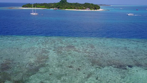 美丽的海岸海滩的浪漫全景由蓝海打破白沙底背景接近冲浪13秒视频