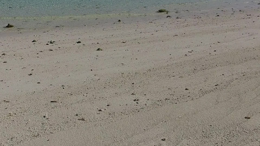 利用棕榈附近的清洁沙土背景的清晰环礁湖复制美丽的海景视频