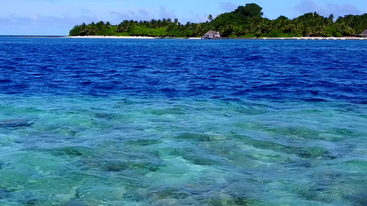 蓝色水和棕榈附近白沙背景的海滨之夜并复制了完美度假视频