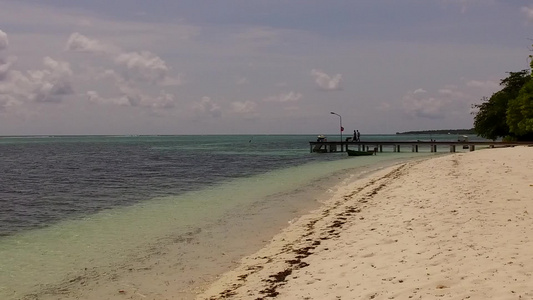 沿蓝海近珊瑚礁附近有白色沙子背景的蓝色海滨旅游海滩视频