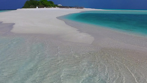 透明的水和沙洲附近明亮的沙质背景12秒视频