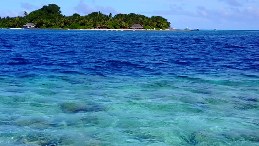 阳光明媚的豪华海岸海滩在沙滩附近通过清海和白沙沙底视频