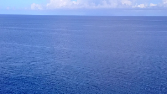 乘坐蓝绿水和沙滩附近的白沙背景的蓝色绿水在海滩上旅行视频