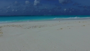 由海浪附近的白沙背景的绿绿水放松旅游海滩之旅的浪漫11秒视频