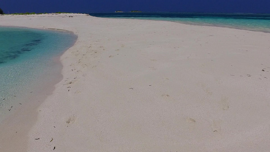 棕榈附近的蓝色泻湖和白沙背景特写热带旅游海滩生活方式视频