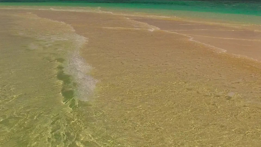 浅环礁湖和阳光下白色沙滩背景的裸露度假胜地海滩野生视频