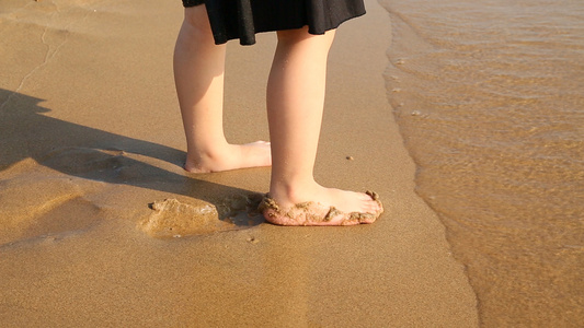 海边穿裙子的小女孩视频