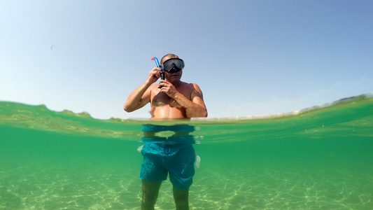 在海水表面游泳水下半处的地表Gopro风景视频