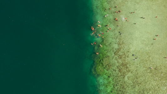 游客在环礁湖菲利平斯埃尼多上下潜视频