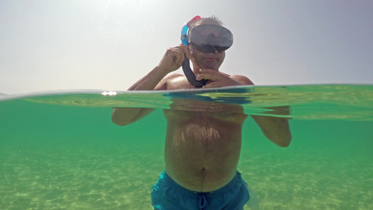 在海水表面游泳水下半处的地表Gopro风景视频