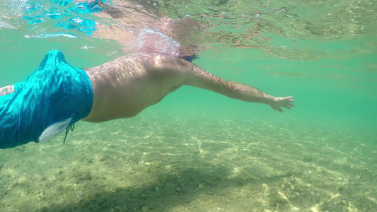 在海水表面游泳寻找宝藏Gopro半水下风景的Gopro视频