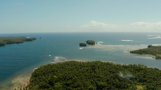 海洋中的热带岛屿视频