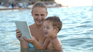 给儿子看照片或水中录像在水里15秒视频