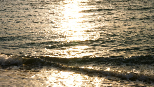 太阳在海面上反射有波浪视频