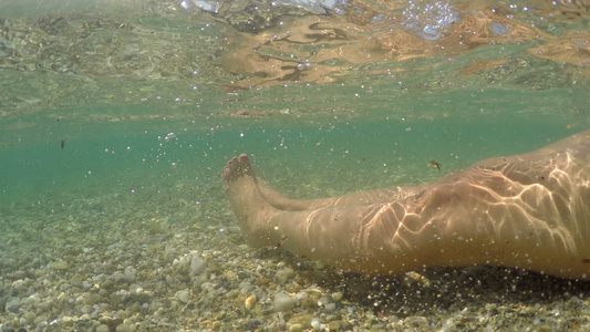 在海浅水中漂浮的雌脚放松暑假概念半水下观景Gopro视频