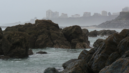 天气恶劣时海洋波浪的风景视频