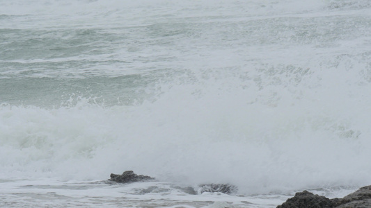 天气恶劣时海洋波浪的风景视频