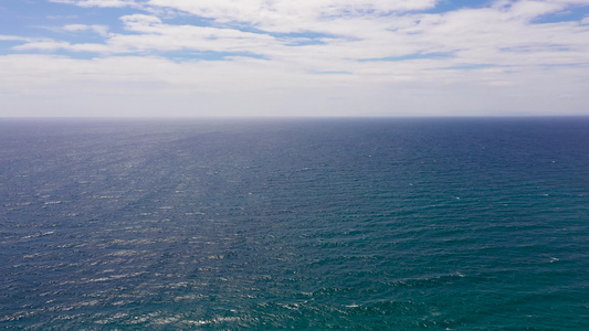 海景空中风景蓝色的海面和有云的天空视频