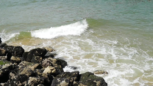 岩石和海浪慢动视频