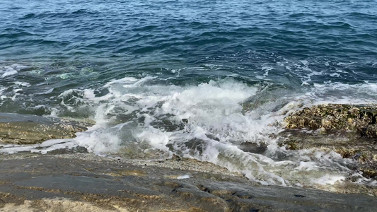 透明的海浪在岩石上摇晃视频