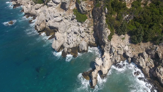 在岩石海湾的悬崖上视频