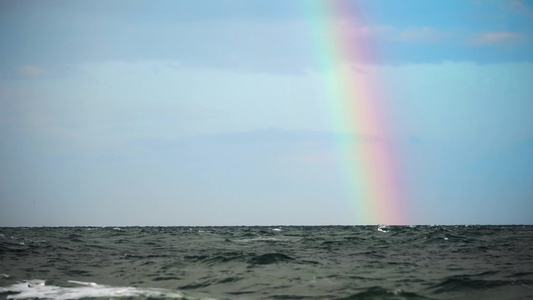 海平面上有美丽的多彩彩彩虹的海景视频