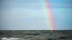 海平面上有美丽的多彩彩彩虹的海景22秒视频