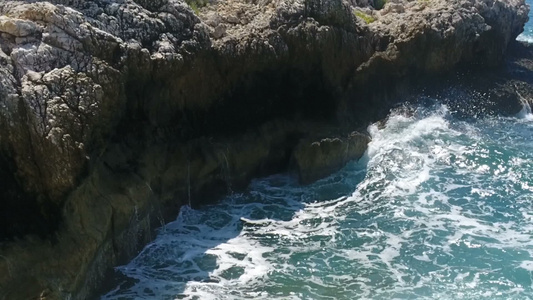 悬崖上坠落的海浪视频