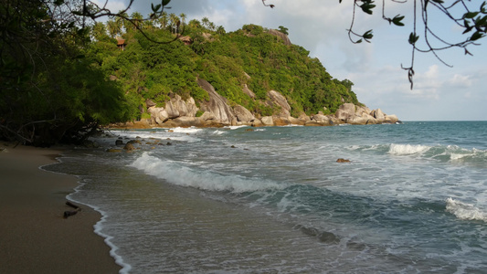 美丽的大海附近的绿色悬崖在泰国阳光明媚的日子里壮丽视频