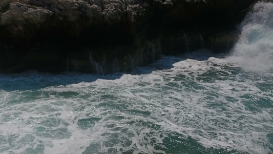 悬崖上坠落的海浪2视频