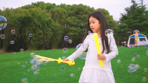 儿童开心的玩泡泡剑21秒视频