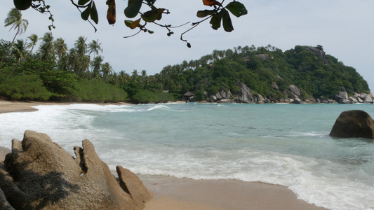 美丽的大海附近的绿色悬崖在泰国阳光明媚的日子里壮丽视频