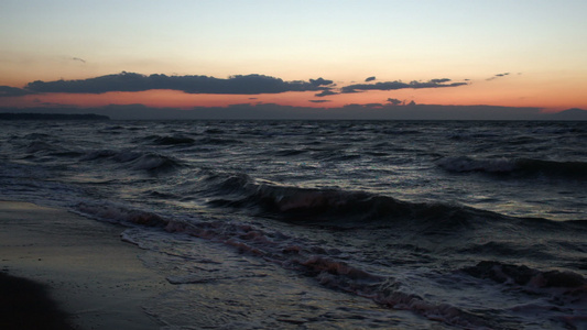 日落时海浪强烈视频