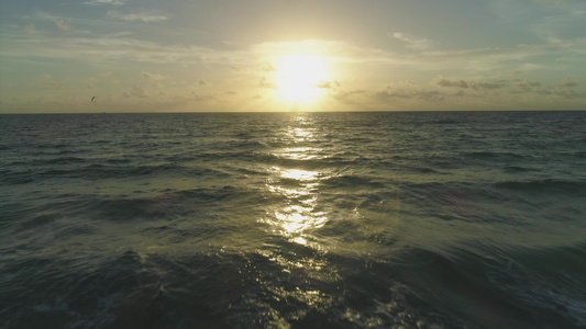 日出时低水平的海空飞行视频