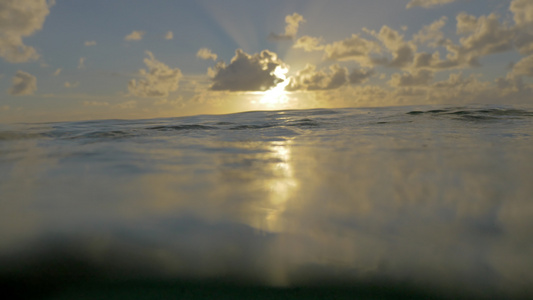 观察海水表面的日落视频
