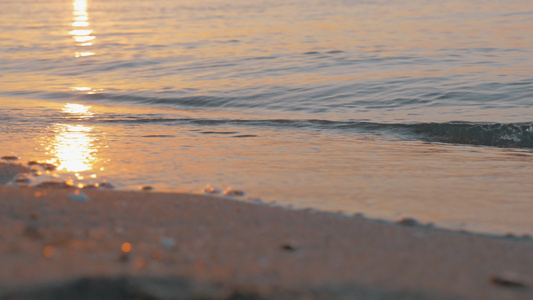 海浪在日落时向海岸滚滚视频