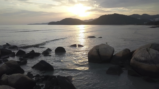 日落时有岩石和海视频