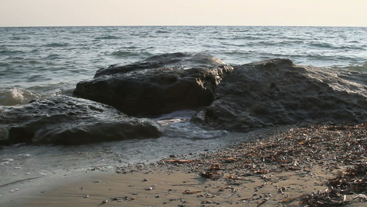 海上岩石撞击视频
