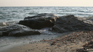 海浪撞击海上岩石20秒视频