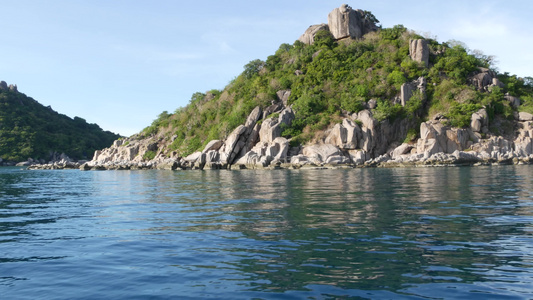 绿色热带异国天堂岛附近的平静水泰国阴天多山的绿色陶岛视频