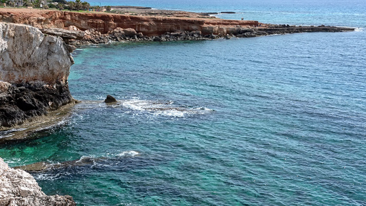 含蓝水的岩石海岸视频