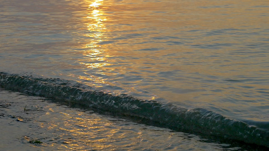 日落时到达海浪视频