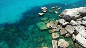 和平的蓝海水和灰色巨石在泰国阳光明媚的一天在高太岛16秒视频