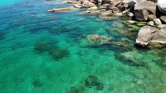 和平的蓝海水和灰色巨石在泰国阳光明媚的一天在高太岛视频